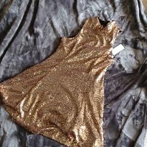 Gold sequins dress 2buttons in the back below nape